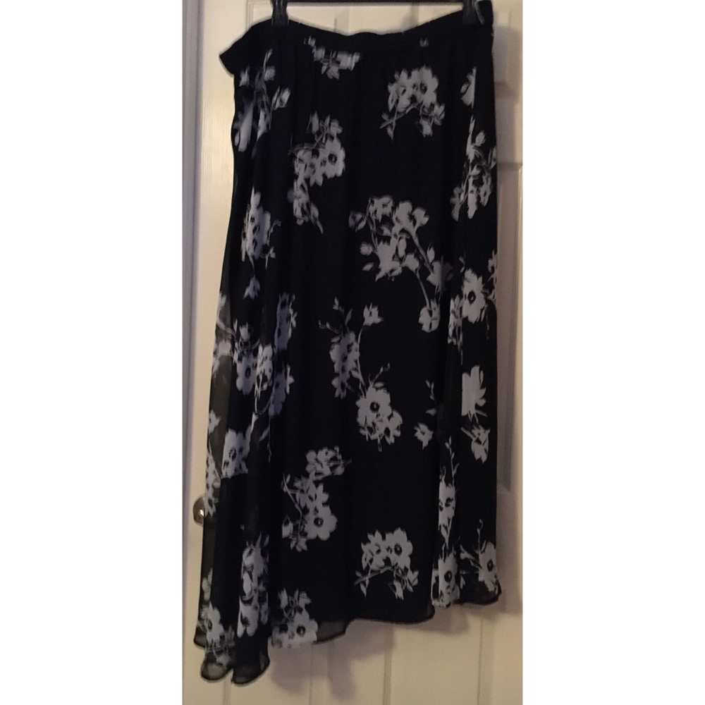 Lane Bryant navy/white floral skirt size 26-28